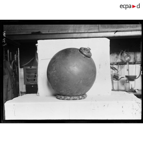 La grosse bombe tombée du Zeppelin, non éclatée. [légende d'origine]