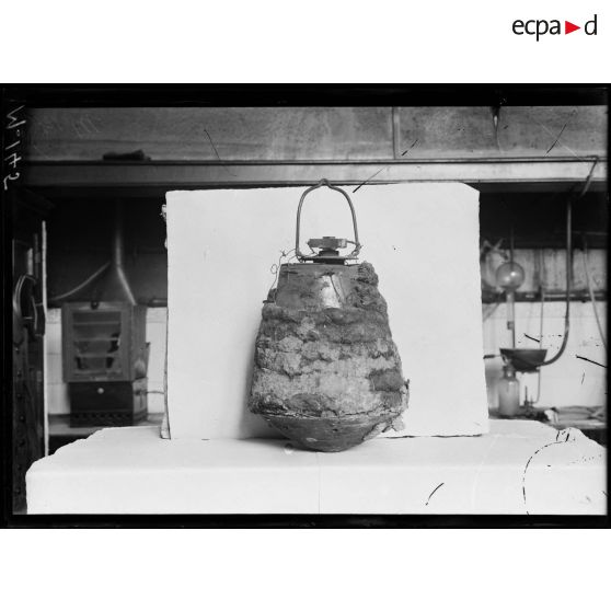 Une bombe incendiaire tombée du Zeppelin. [légende d'origine]