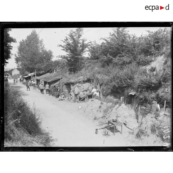 Baraquements vers la route de Thil. [légende d'origine]
