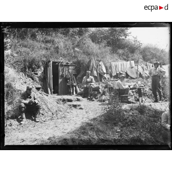 Baraquements vers la route de Thil. [légende d'origine]