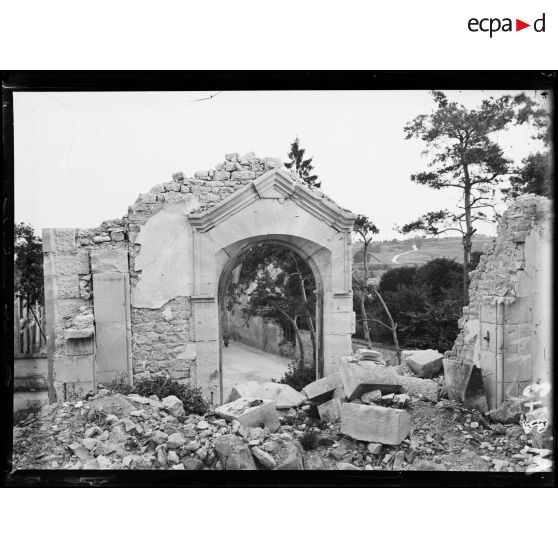 L'église de Thil en ruine. [légende d'origine]