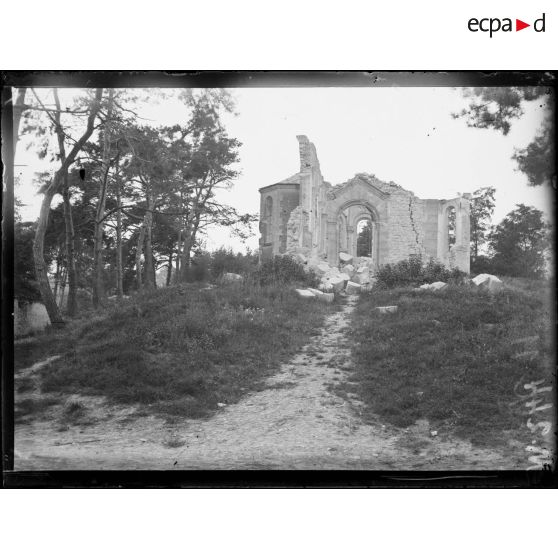 L'église de Thil en ruine. [légende d'origine]