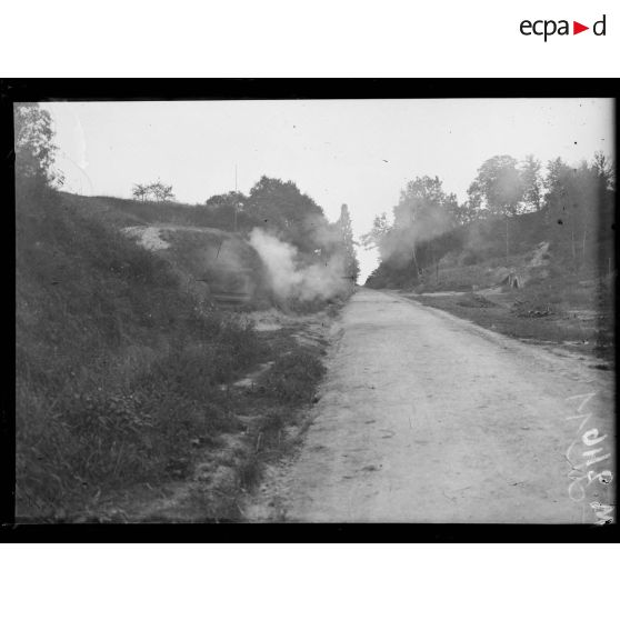 Canon de 120 long sous abri. [légende d'origine]