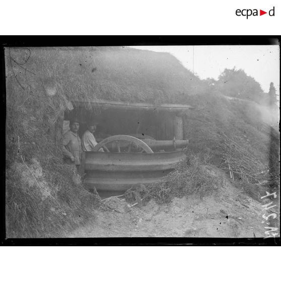 Canon de 120 long sous abri. [légende d'origine]