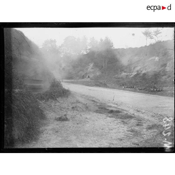 Canon de 120 long sous abri. [légende d'origine]