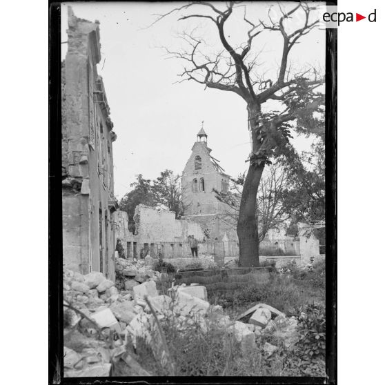 L'église et le village de Saint Thierry dans la Marne. [légende d'origine]