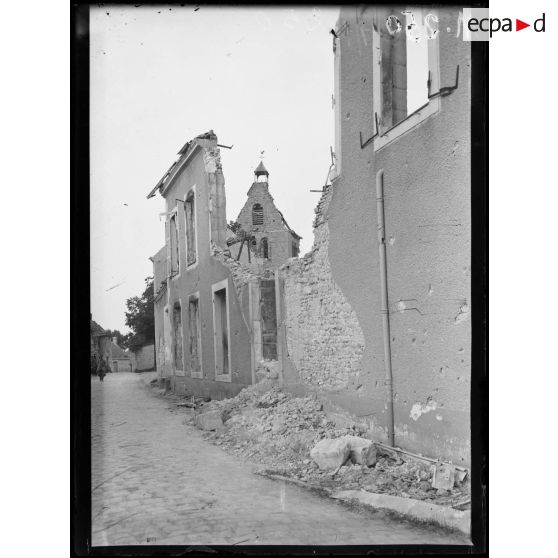 L'église et le village de Saint Thierry dans la Marne. [légende d'origine]