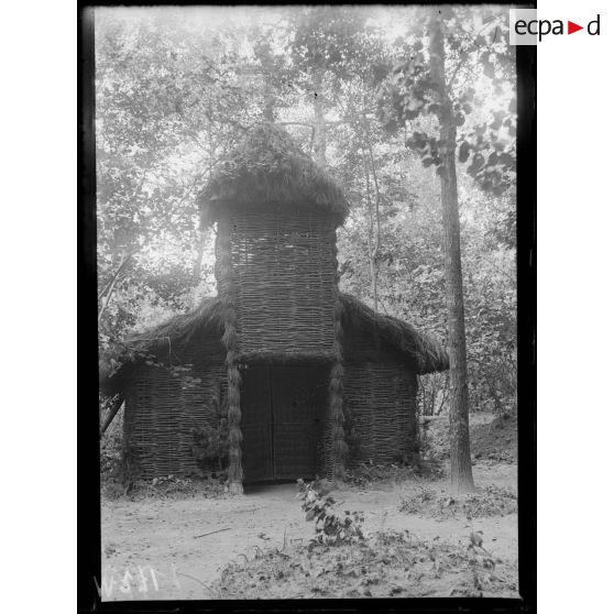 La chapelle du bois de Beau-Marais construite en osier. [légende d'origine]