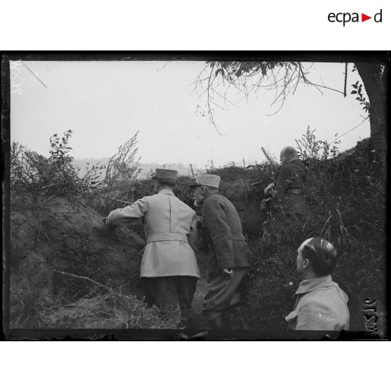 Région de Craonne, vue du général Duplessis dans les tranchées. [légende d'origine]