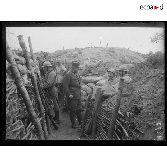 Le général de brigade Duplessis s'entretient avec un soldat dans une tranchée de Craonne. [légende d'origine]