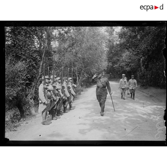 Le général Duplessis saluant un poste qui lui rend les honneurs. [légende d'origine]