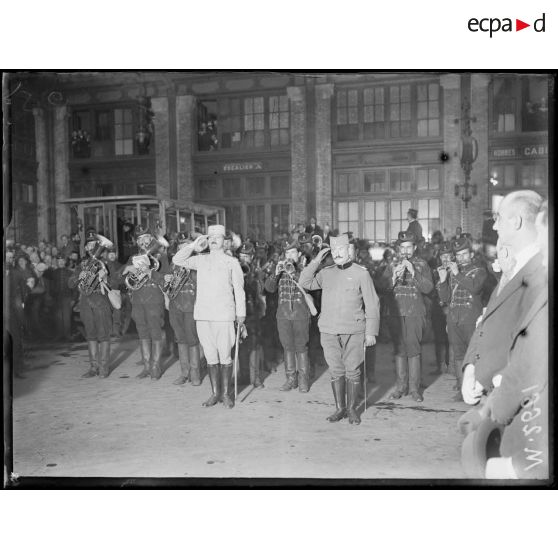 Paris, l'arrivée de la musique Royale Serbe. Les chefs de la musique serbe et le chef de la Garde républicaine. [légende d'origine]