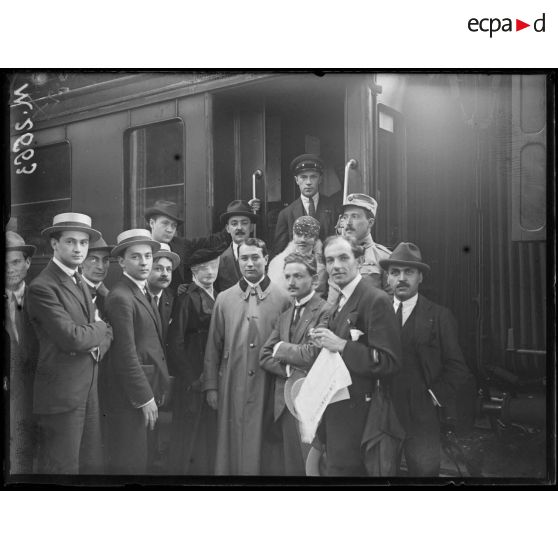 Paris, gare Saint-Lazare, départ des officiers roumains. [légende d'origine]