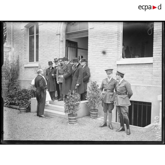 Mission des académiciens espagnols à l'hôpital espagnol de Neuilly-sur-Seine. [légende d'origine]