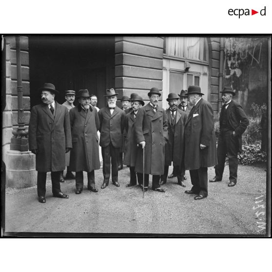 Mission des académiciens espagnols à l'hôpital Thiers, place Saint-Georges. [légende d'origine]