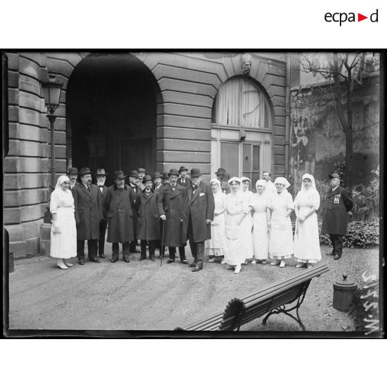 La mission espagnoles à l'hôpital Thiers. Les académiciens et les infirmières de l'hôpital. [légende d'origine]