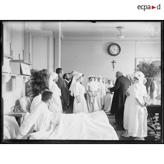 Mission des académiciens espagnols dans une salle de l'hôpital Thiers à Neuilly-sur-Seine. [légende d'origine]