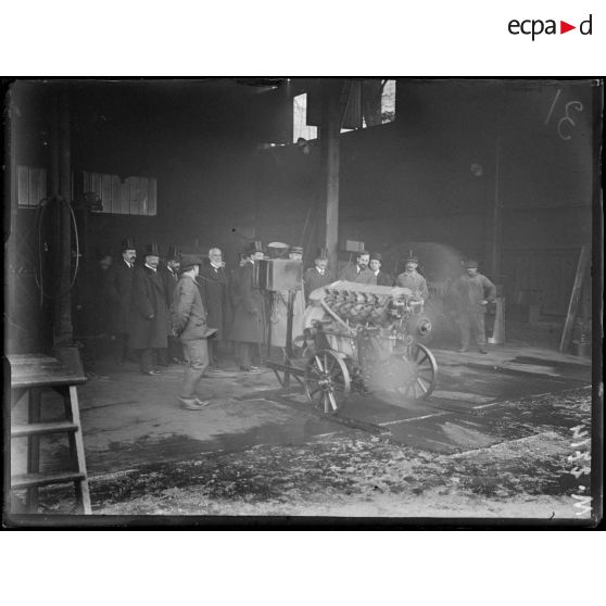 Les académiciens espagnols aux usines Renault. Les académiciens devant un moteur d'avion à l'essai. [légende d'origine]