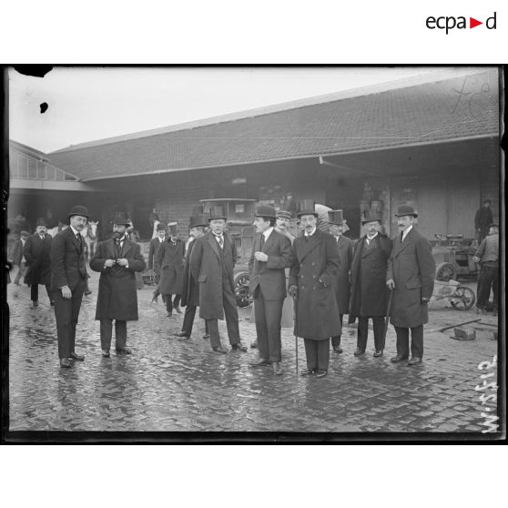 Les académiciens espagnols dans la cour des usines Renault. [légende d'origine]