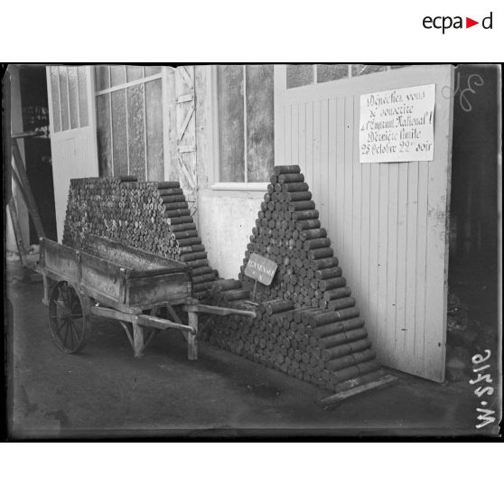 Mission des académiciens espagnols en visite aux usines Citroën. Une affiche pour encourager les ouvriers à souscrire à l'emprunt. [légende d'origine]