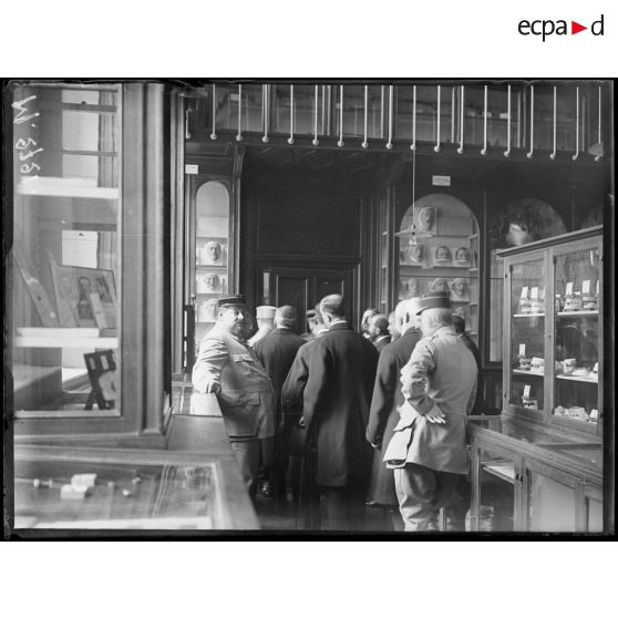 Paris, la mission des académiciens espagnols au Val de Grâce. La visite au musée. [légende d'origine]