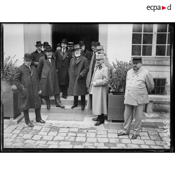 Paris, les académiciens espagnols au Val de Grâce. Les délégués et les médecins. [légende d'origine]