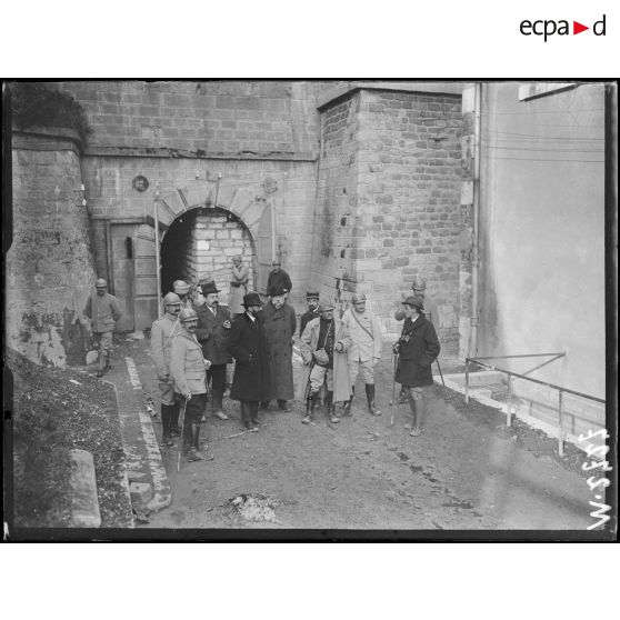 Les académiciens espagnols au front. Verdun, l'entrée des casemates de la citadelle. [légende d'origine]