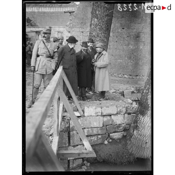 Les académiciens espagnols sur le front. Dans les fossés de la citadelle de Verdun. [légende d'origine]