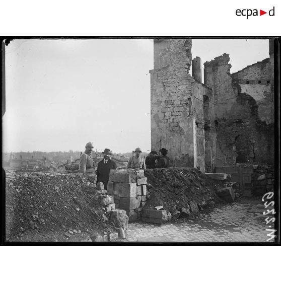 Les académiciens espagnols visitant les ruines de Verdun. [légende d'origine]