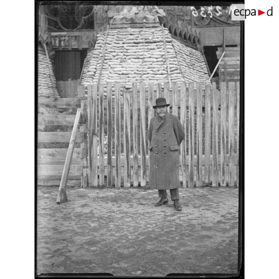 Reims, un académicien espagnol devant les travaux de protection de la cathédrale. [légende d'origine]