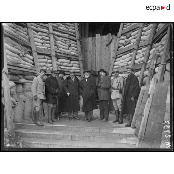 Reims, les académiciens espagnols en visite sur le front. Devant le portail de la cathédrale. [légende d'origine]