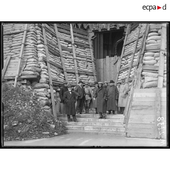 Les académiciens espagnols devant le portail principal de la cathédrale de Reims. [légende d'origine]