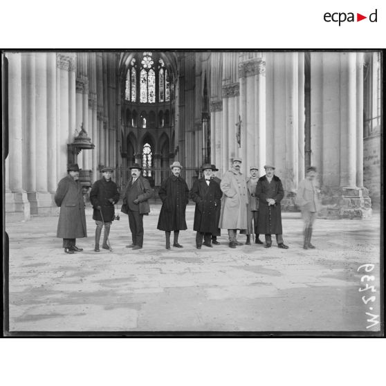 Les académiciens espagnols dans la cathédrale de Reims. [légende d'origine]