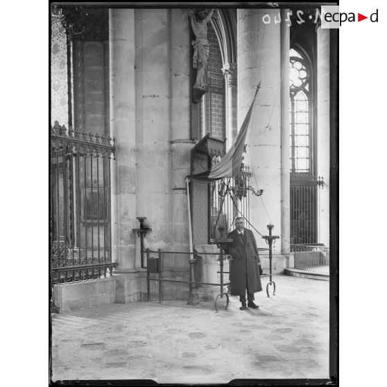 Un académicien espagnol visitant la cathédrale de Reims. [légende d'origine]