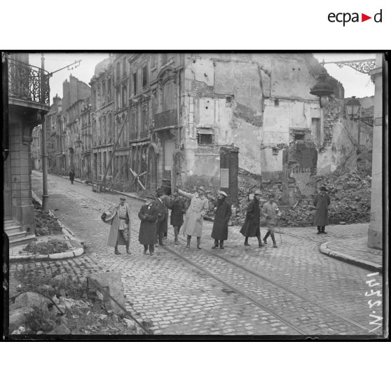 Les académiciens rue de l'Université à Reims. [légende d'origine]