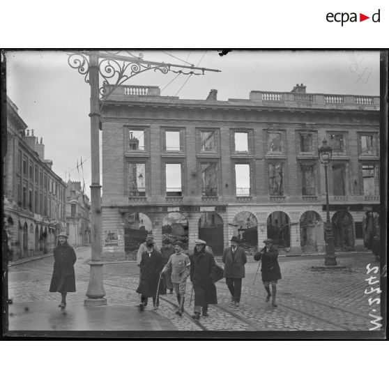 Reims, les académiciens espagnols sur la place Royale. [légende d'origine]