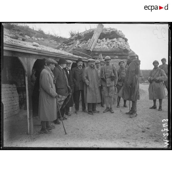 Les académiciens sur le front. Secteur de Cernay-lès-Reims, au P.C du secteur. [légende d'origine]