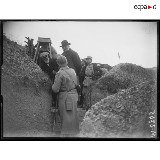 Les académiciens espagnols en visite sur le front. Secteur de Cernay-lès-Reims, devant les lignes ennemies. [légende d'origine]