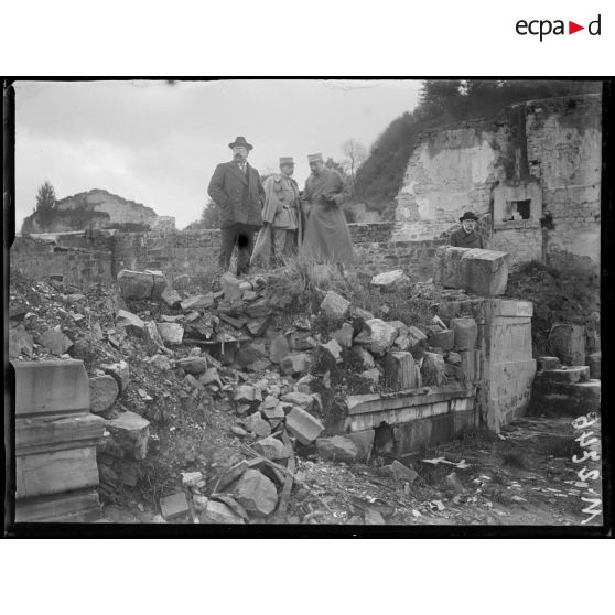 Les académiciens espagnols sur le front. Dans les ruines de Clermont-en-Argonne. [légende d'origine]