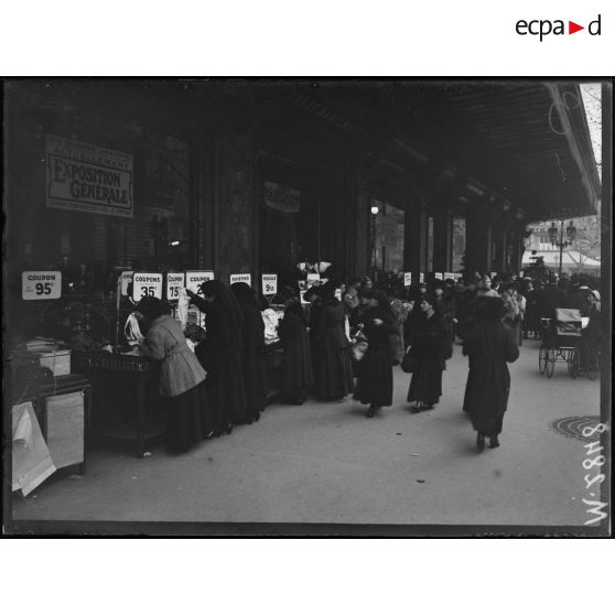 Paris, le public aux étalages des grands magasins. [légende d'origine]