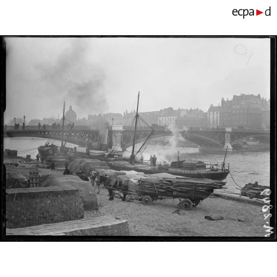 Paris, quai du Louvre, déchargement d'un transport anglais. [légende d'origine]