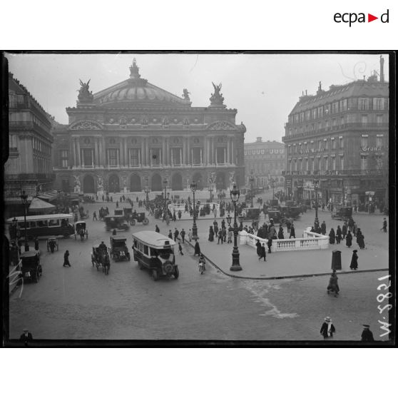 Paris, la place de l'Opéra. [légende d'origine]