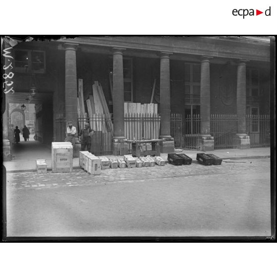 Paris, le Palais-Royal, section photographique de l'armée, préparation des caisses pour une mission au Cameroun. [légende d'origine]