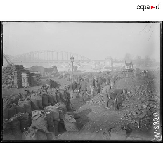 Paris, quai de la Rapée, dépôt de charbon. [légende d'origine]
