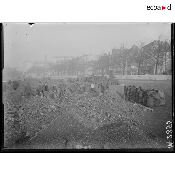 Paris, quai de la Rapée. Dépôts de charbon. [légende d'origine]