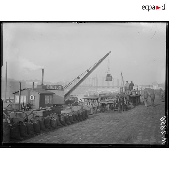 Paris, Quai de la Rapée. Un dépôt de charbon. [légende d'origine]