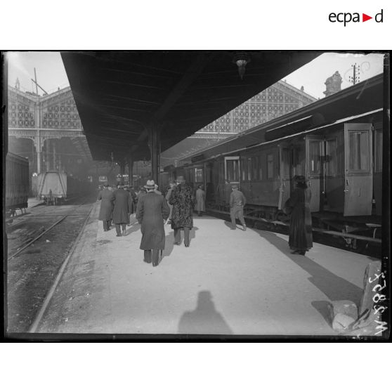 Paris, quai d'arrivée de la gare de Lyon. [légende d'origine]