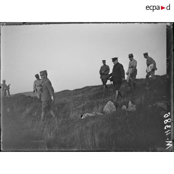 Au Tanet, visite du roi d'Italie. Le roi et le président descendant de l'observatoire. [légende d'origine]