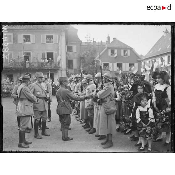 Masevaux, sur la place, remise de décorations par le roi d'Italie. [légende d'origine]