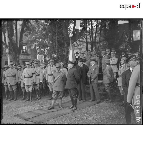 Masevaux, sur la place, remise de décorations par le roi d'Italie. [légende d'origine]